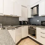 아파트 Elegant And Spacious 2 Bedroom In Center