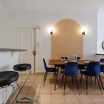 Elegant And Spacious 2 Bedroom In Center 아파트 멍똥