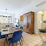 Elegant And Spacious 2 Bedroom In Center Apartment *