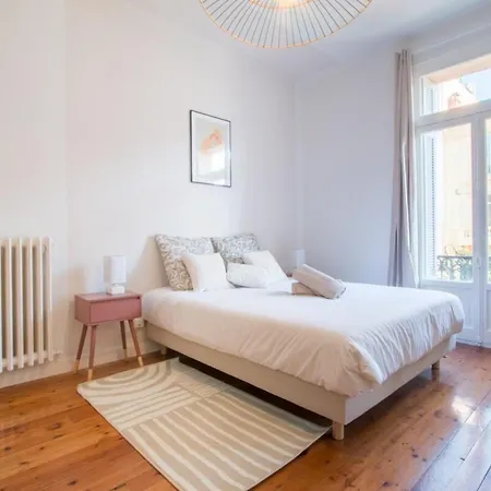 Elegant And Spacious 2 Bedroom In Menton Center