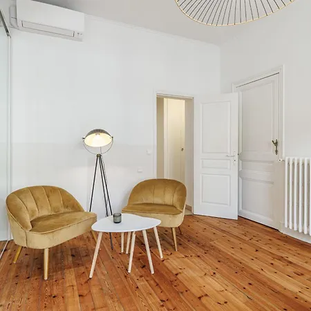 Elegant And Spacious 2 Bedroom In Center アパート