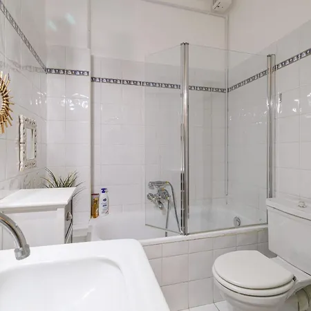 Elegant And Spacious 2 Bedroom In Center マントン