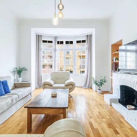 Elegant And Spacious 2 Bedroom In Center *