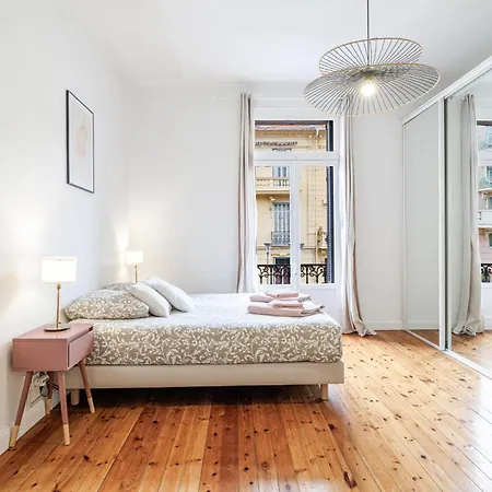 Elegant And Spacious 2 Bedroom In Center