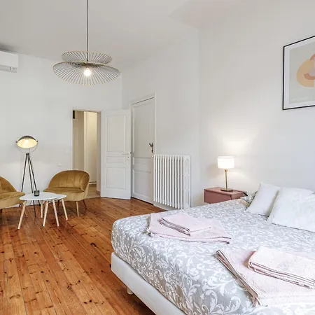 Elegant And Spacious 2 Bedroom In Center アパート マントン