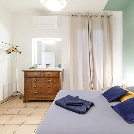 Elegant And Spacious 2 Bedroom In Center アパート マントン