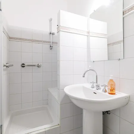 Elegant And Spacious 2 Bedroom In Center *