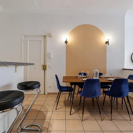 Elegant And Spacious 2 Bedroom In Center アパート マントン