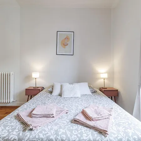 Elegant And Spacious 2 Bedroom In Center * マントン