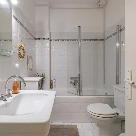 Elegant And Spacious 2 Bedroom In Center Ментона