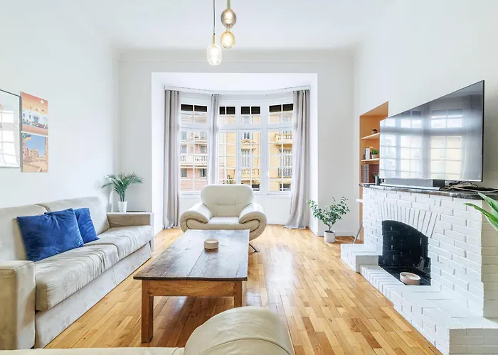 Elegant And Spacious 2 Bedroom In Center *