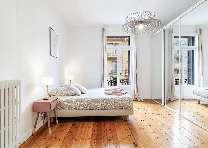 Elegant And Spacious 2 Bedroom In Center