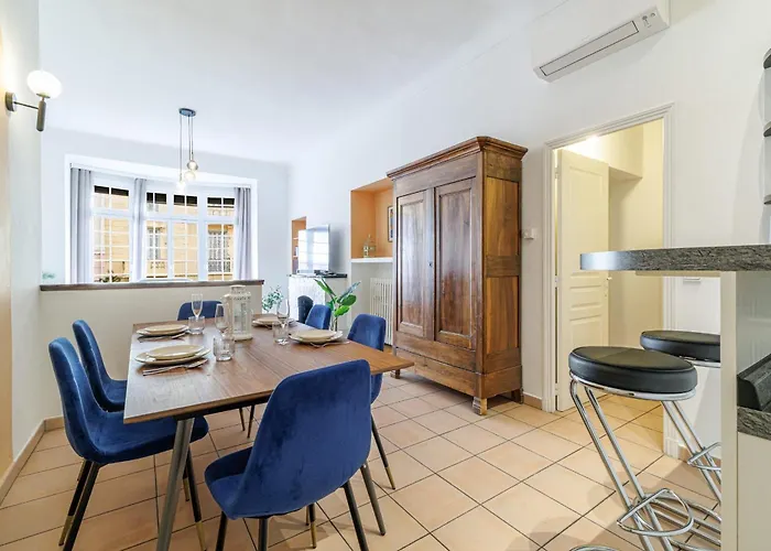 Elegant And Spacious 2 Bedroom In Center Apartament *