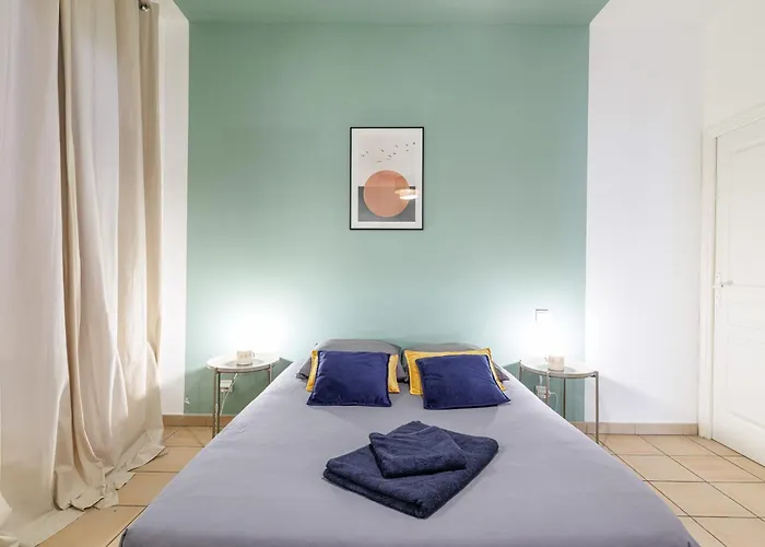 Elegant And Spacious 2 Bedroom In Center *