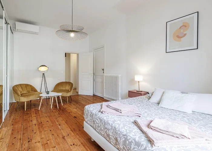 Elegant And Spacious 2 Bedroom In Center Apartament Mentona