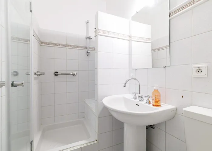 Elegant And Spacious 2 Bedroom In Center *