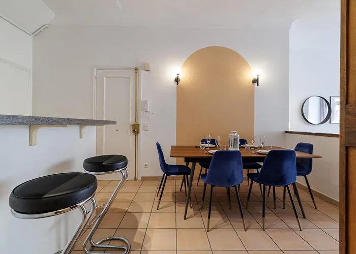 Elegant And Spacious 2 Bedroom In Center アパート マントン