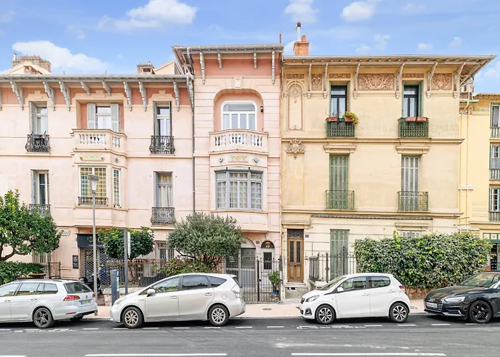 Elegant And Spacious 2 Bedroom In Center