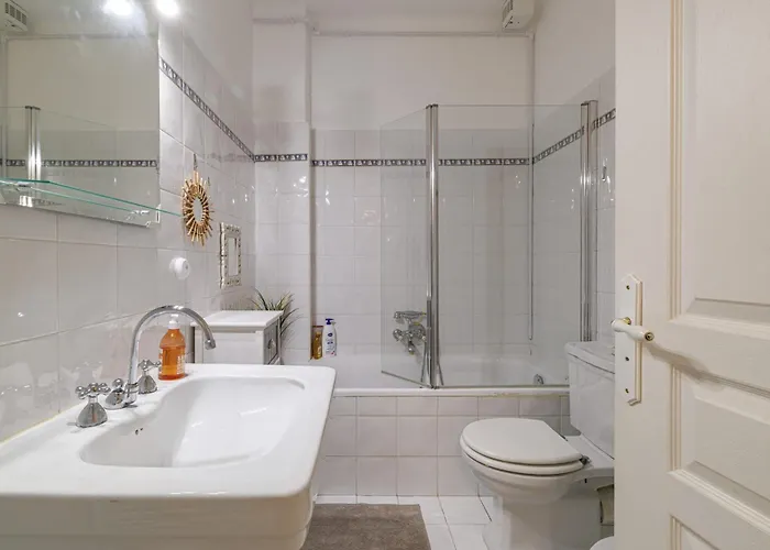 Elegant And Spacious 2 Bedroom In Center מנטון